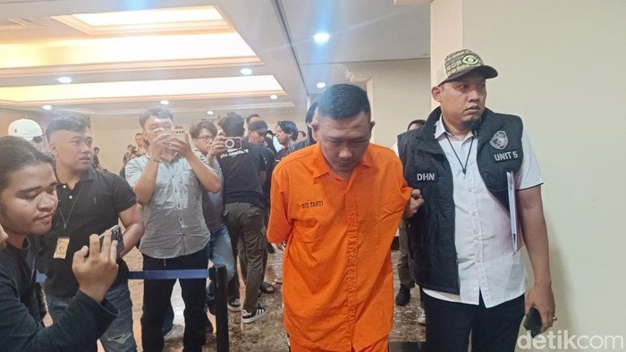 polisi-menampilkan-heri-budiman-38-tersangka-pembunuhan-balita-yang-mayatnya-ditemukan-terbakar-di-kontakan-kosambi-tangerang--1746006979622_169