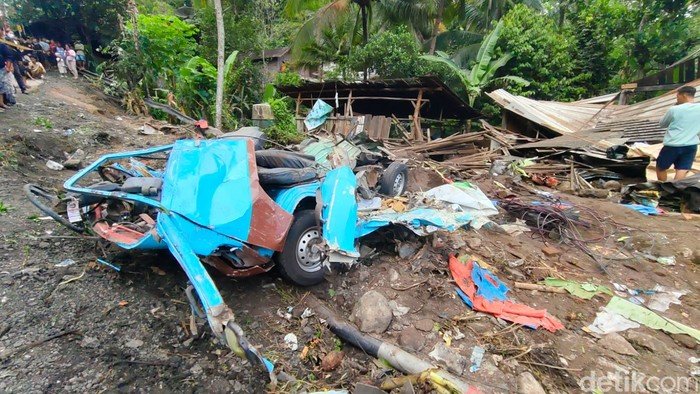 kondisi-angkot-rombongan-takziah-yang-ditabrak-truk-di-kalijambe-purworejo-menewaskan-11-orang-rabu-752025-siang-1746600168689